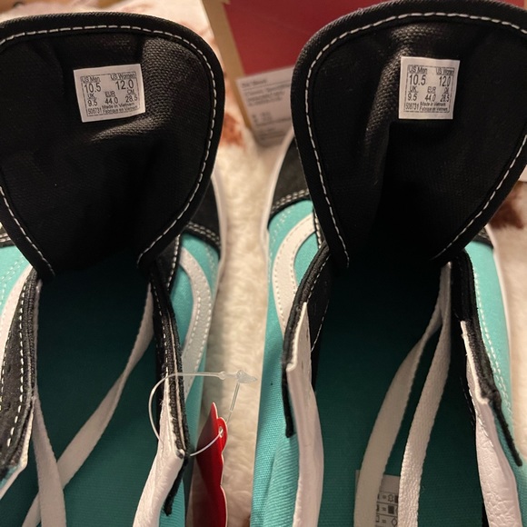 Vans - Picture 3 of 4